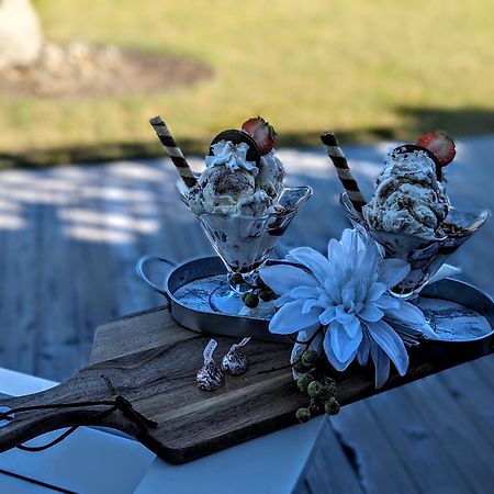 Autumn Lane B&B, Farmhouse Elegance & Stunning Lakeviews West Kelowna Exteriér fotografie