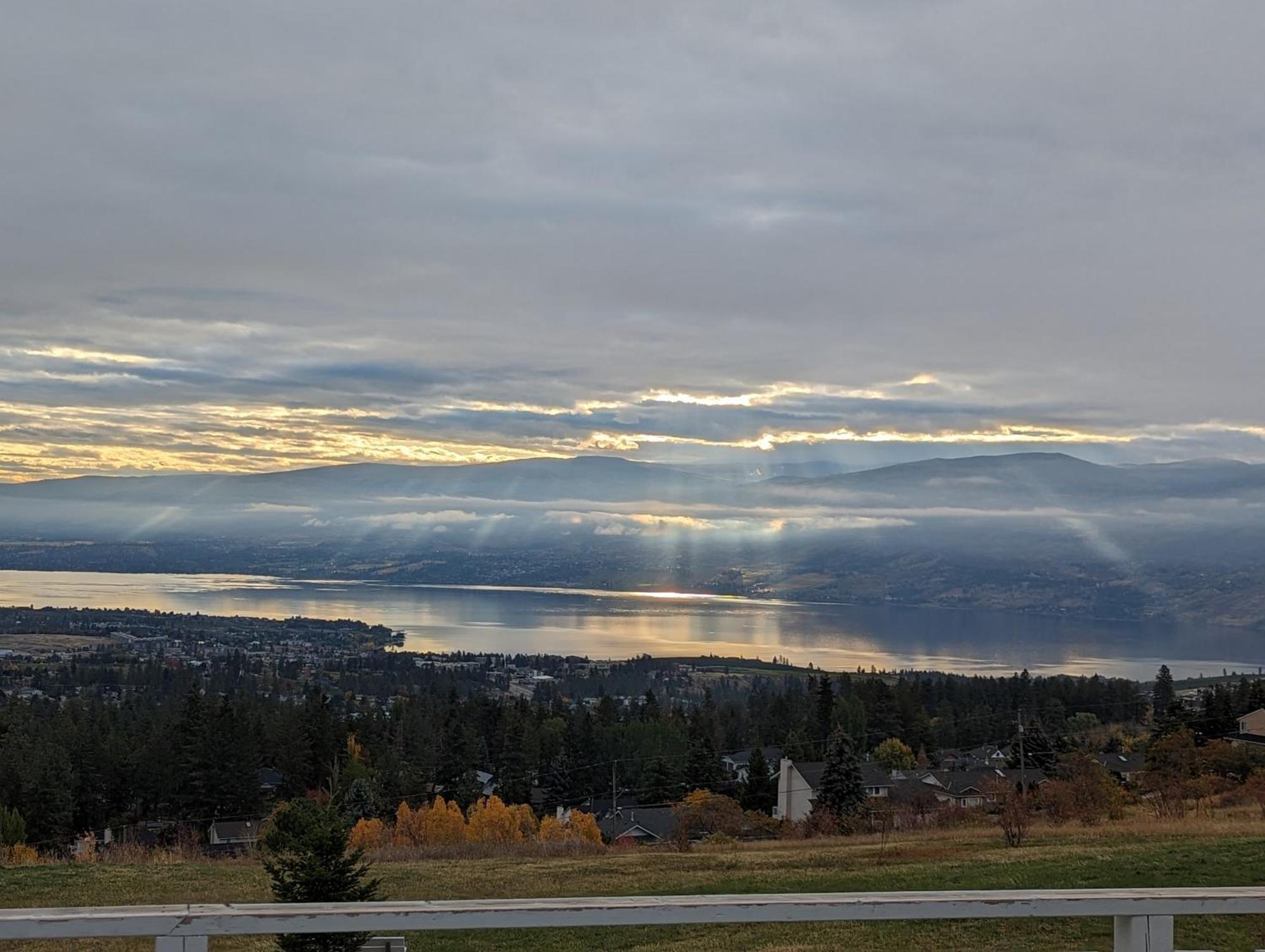 Autumn Lane B&B, Farmhouse Elegance & Stunning Lakeviews West Kelowna Exteriér fotografie