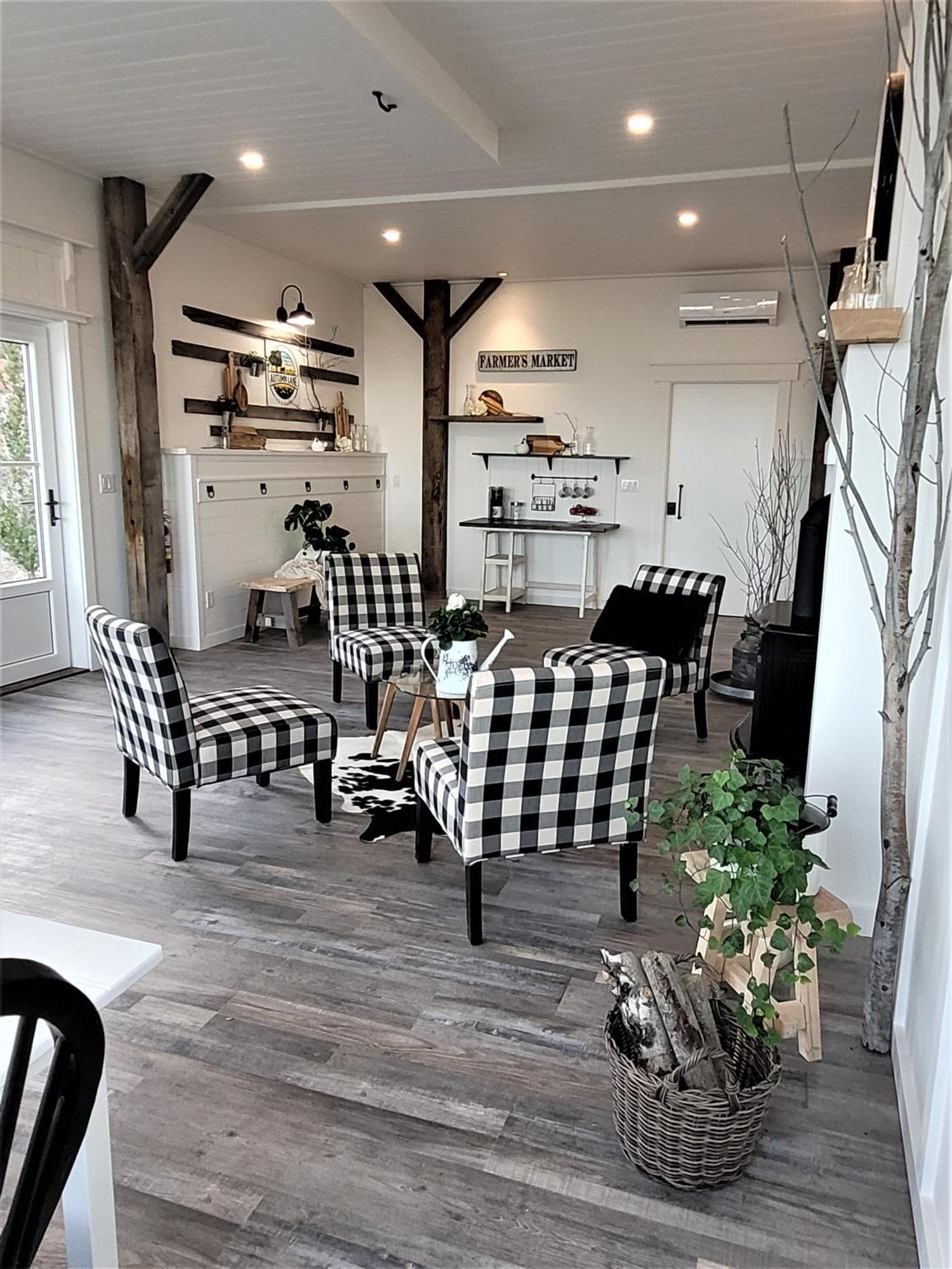 Autumn Lane B&B, Farmhouse Elegance & Stunning Lakeviews West Kelowna Exteriér fotografie