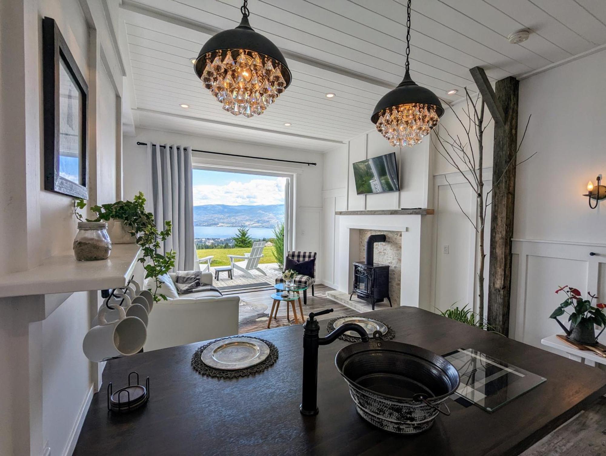 Autumn Lane B&B, Farmhouse Elegance & Stunning Lakeviews West Kelowna Exteriér fotografie