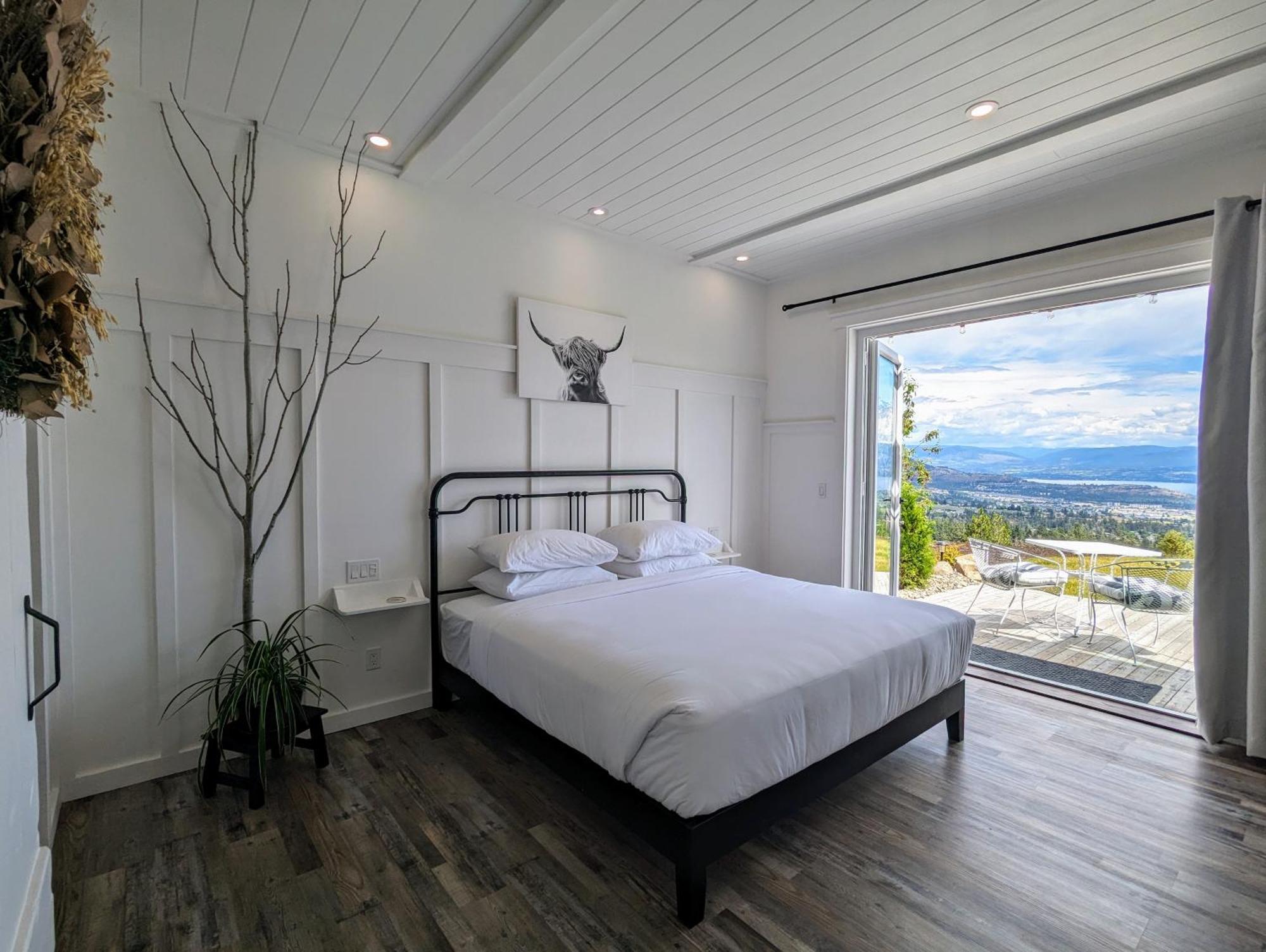Autumn Lane B&B, Farmhouse Elegance & Stunning Lakeviews West Kelowna Exteriér fotografie