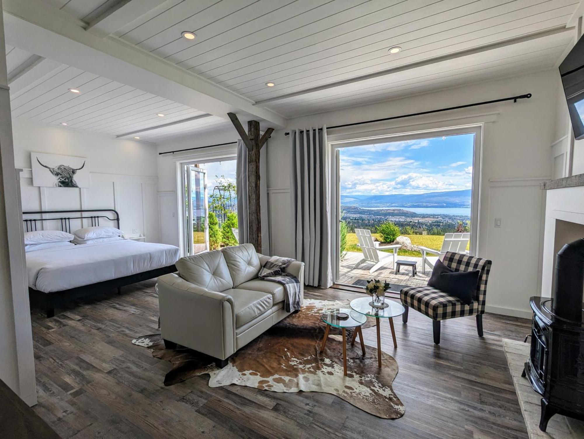 Autumn Lane B&B, Farmhouse Elegance & Stunning Lakeviews West Kelowna Exteriér fotografie