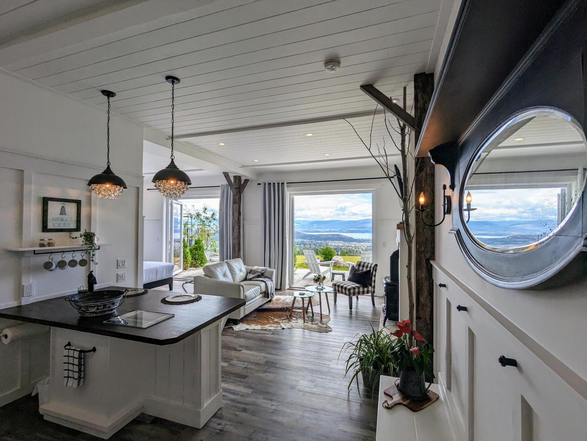 Autumn Lane B&B, Farmhouse Elegance & Stunning Lakeviews West Kelowna Exteriér fotografie