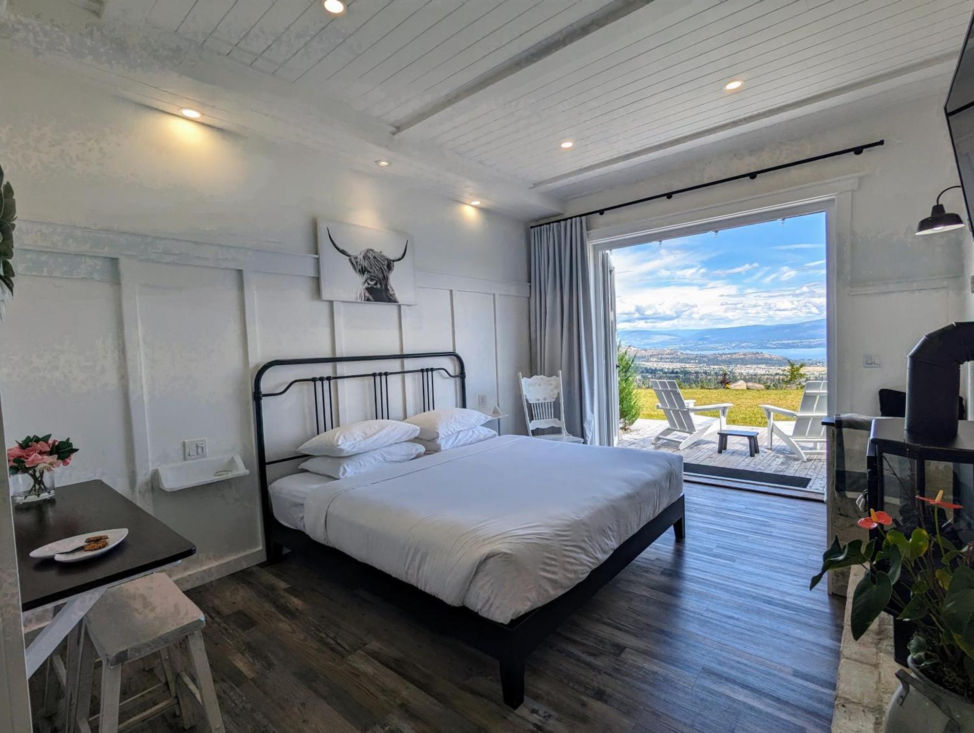 Autumn Lane B&B, Farmhouse Elegance & Stunning Lakeviews West Kelowna Exteriér fotografie
