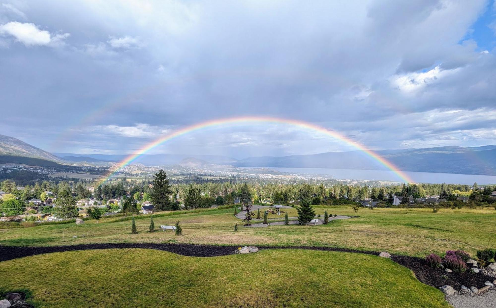 Autumn Lane B&B, Farmhouse Elegance & Stunning Lakeviews West Kelowna Exteriér fotografie