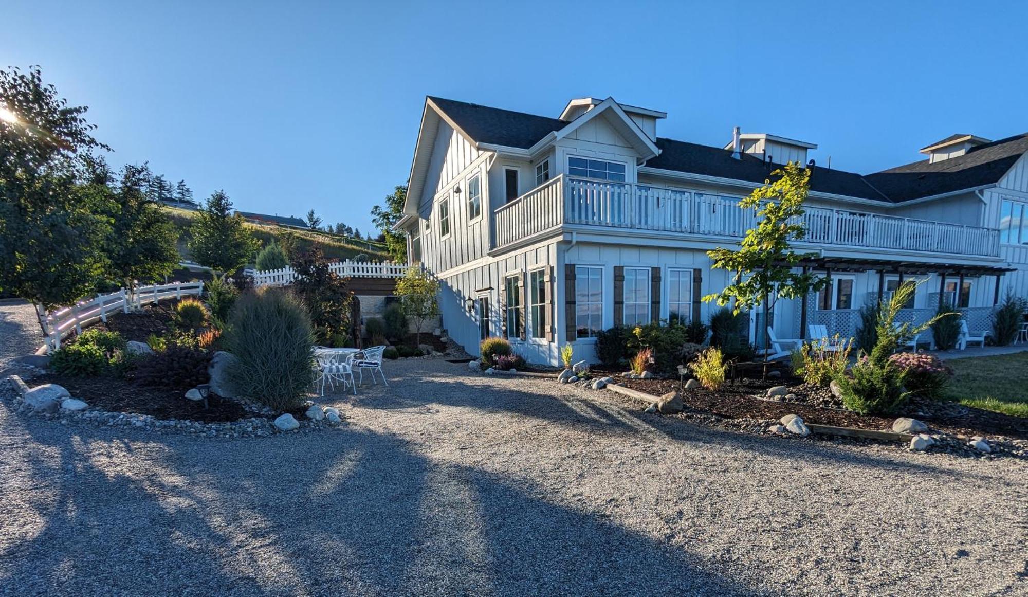 Autumn Lane B&B, Farmhouse Elegance & Stunning Lakeviews West Kelowna Exteriér fotografie