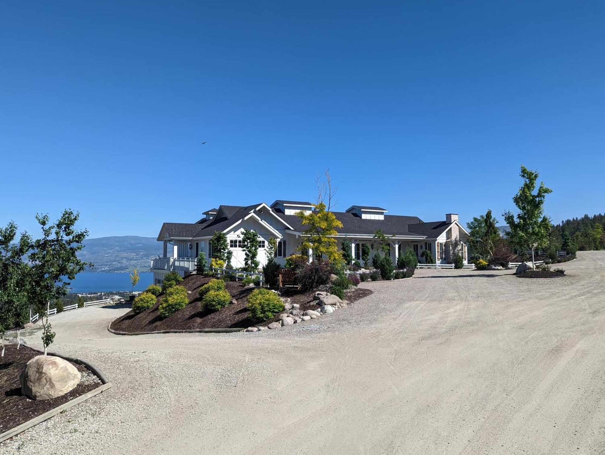 Autumn Lane B&B, Farmhouse Elegance & Stunning Lakeviews West Kelowna Exteriér fotografie
