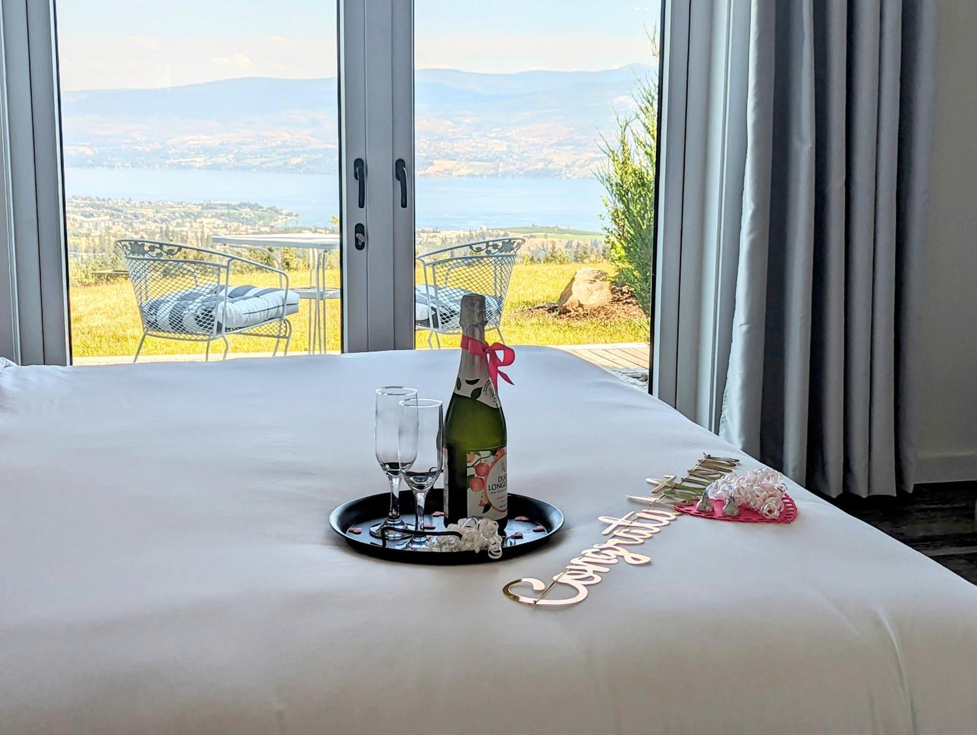 Autumn Lane B&B, Farmhouse Elegance & Stunning Lakeviews West Kelowna Exteriér fotografie